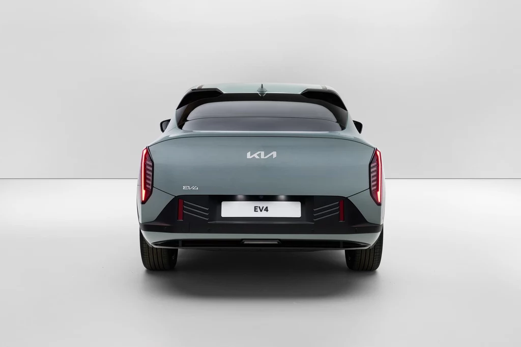 EV4 w wersji hatchback będzie produkowany w fabryce na Słowacji. Elektryczny samochód Kia EV4 widziany od tyłu w jasnym, minimalistycznym otoczeniu, nowoczesny design z wyrazistymi światłami tylnymi i czystą linią nadwozia skupia uwagę na technologii i stylu pojazdu.