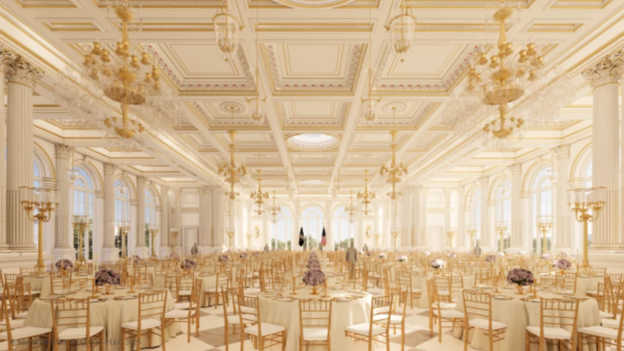 Donald Trump będzie miał gdzie tańczyć. Będzie można zrobić imprezę na 650 osób Przestronna, elegancka sala balowa z wysokimi sufitami, zdobionymi żyrandolami oraz dużymi oknami wpuszczającymi naturalne światło, stoły ustawione w rzędach, ozdobione kwiatowymi kompozycjami, otoczona złotymi krzesłami.