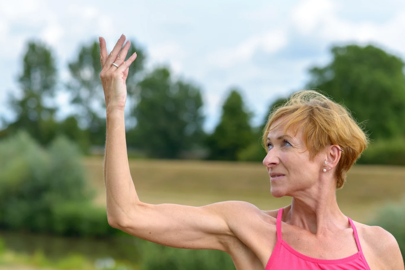 Kobiety częściej borykają się z problemem obwisłych ramion. Jak się ich pozbyć? Są na to sposoby Kobiety częściej borykają się z problemem obwisłych ramion. Jak się ich pozbyć? Są na to sposoby