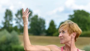 Kobiety częściej borykają się z problemem obwisłych ramion. Jak się ich pozbyć? Są na to sposoby