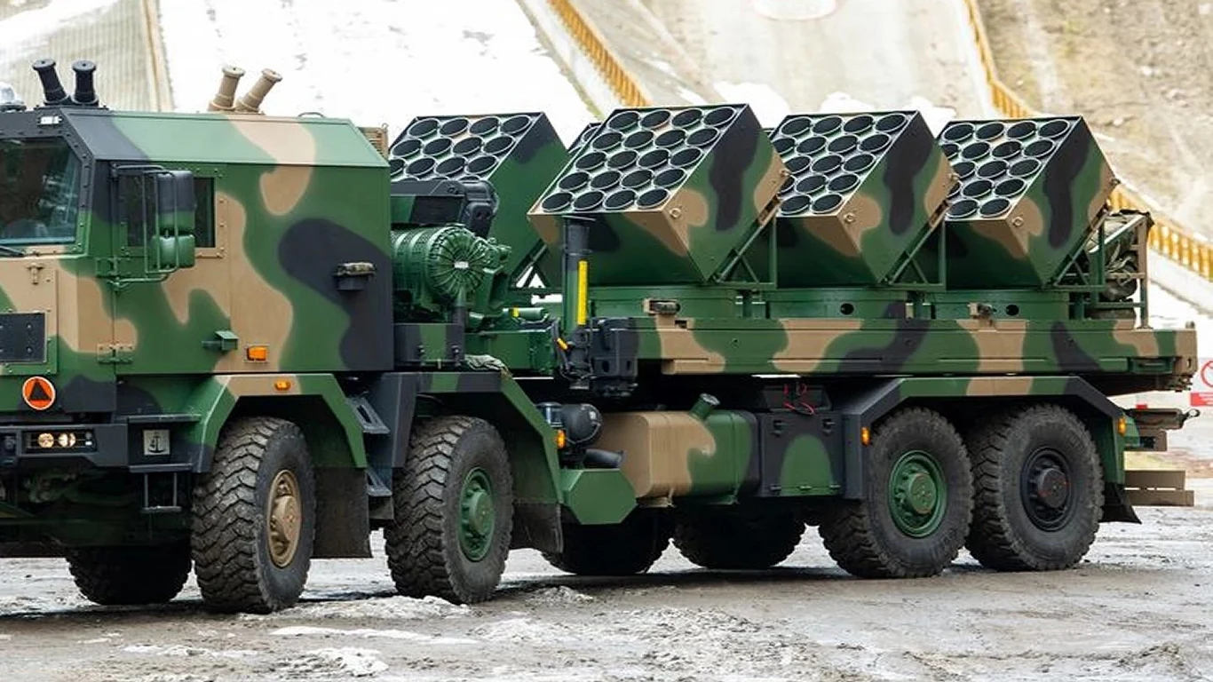 Francja dostrzega ogromny potencjał bojowy w systemach Baobab-K i PPZR Piorun Wojskowy wyrzutnia rakietowa zamontowana na dużym, wieloosiowym pojeździe w kamuflażu, ustawiona na utwardzonym terenie.