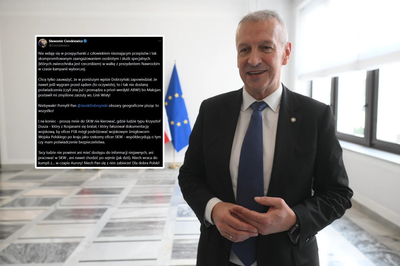 Spór Dobrzyńskiego z Cenckiewiczem Mężczyzna w garniturze i z uśmiechem stoi w jasnym pomieszczeniu, w tle widoczna flaga Unii Europejskiej, po lewej stronie dodany jest zrzut ekranu z wpisem w mediach społecznościowych.