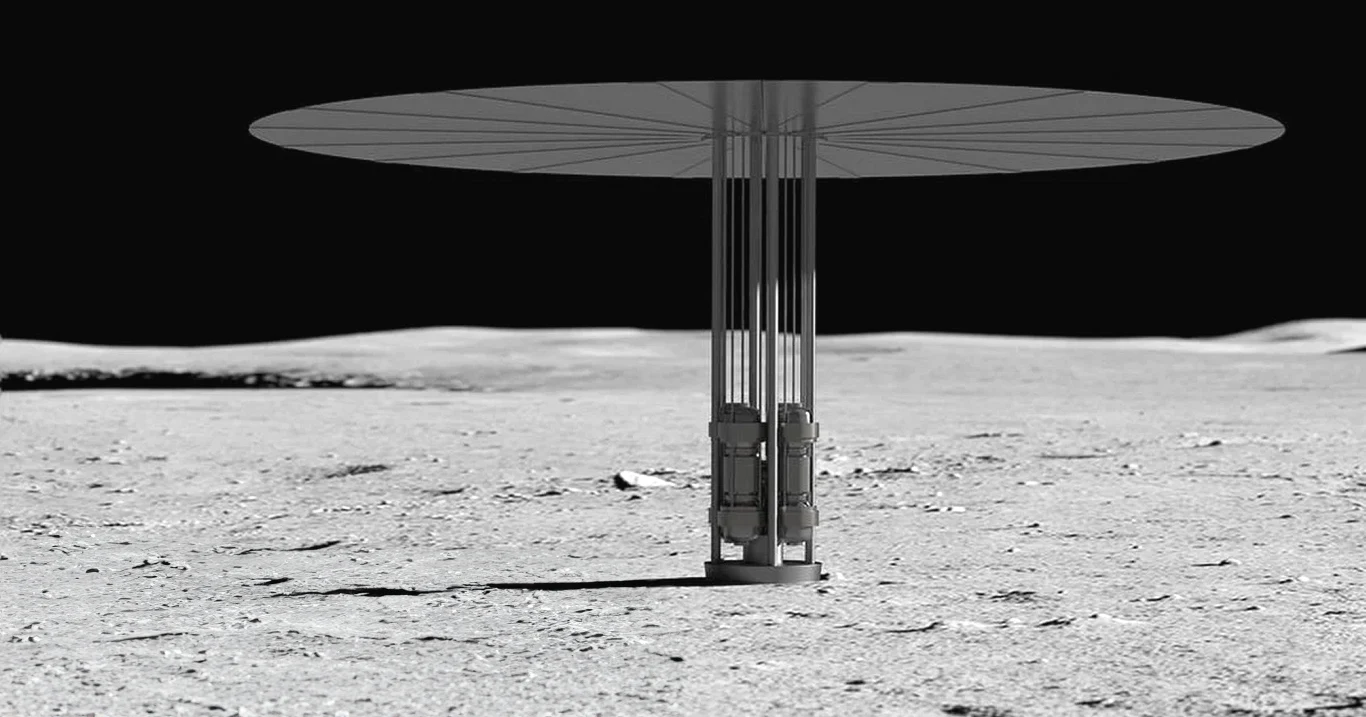 NASA za 5 lat chce mieć gotowy reaktor jądrowy na Księżycu Cylindryczna instalacja techniczna o dużej tarczy w górnej części, umieszczona na powierzchni ciała niebieskiego przypominającego Księżyc, w tle widać pusty, skalisty krajobraz pozbawiony roślinności i atmosfery.