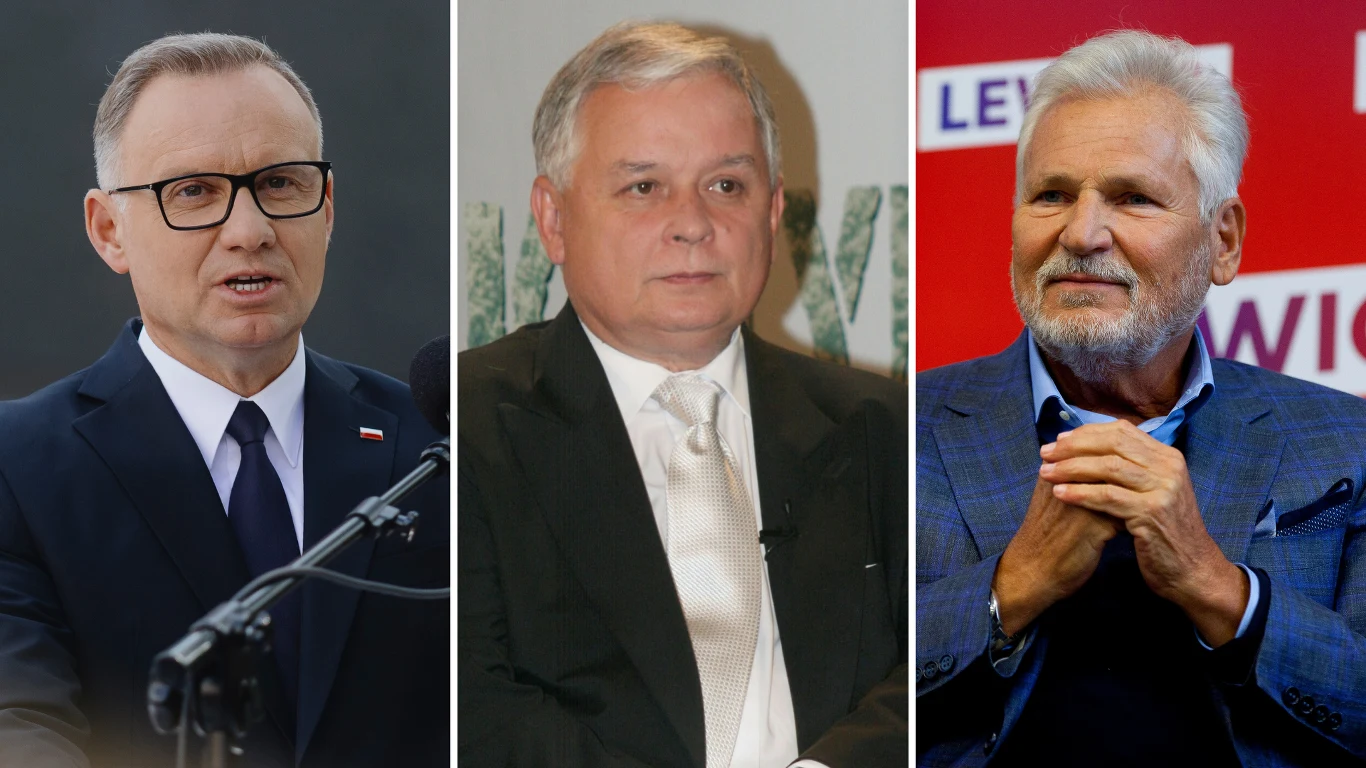 Polacy wskazali najlepszego ich zdaniem prezydenta Trzy osoby w garniturach na neutralnym tle, każda stoi osobno, oddzielone białymi liniami, w tle widoczne elementy scenografii, mikrofon przy pierwszej osobie.