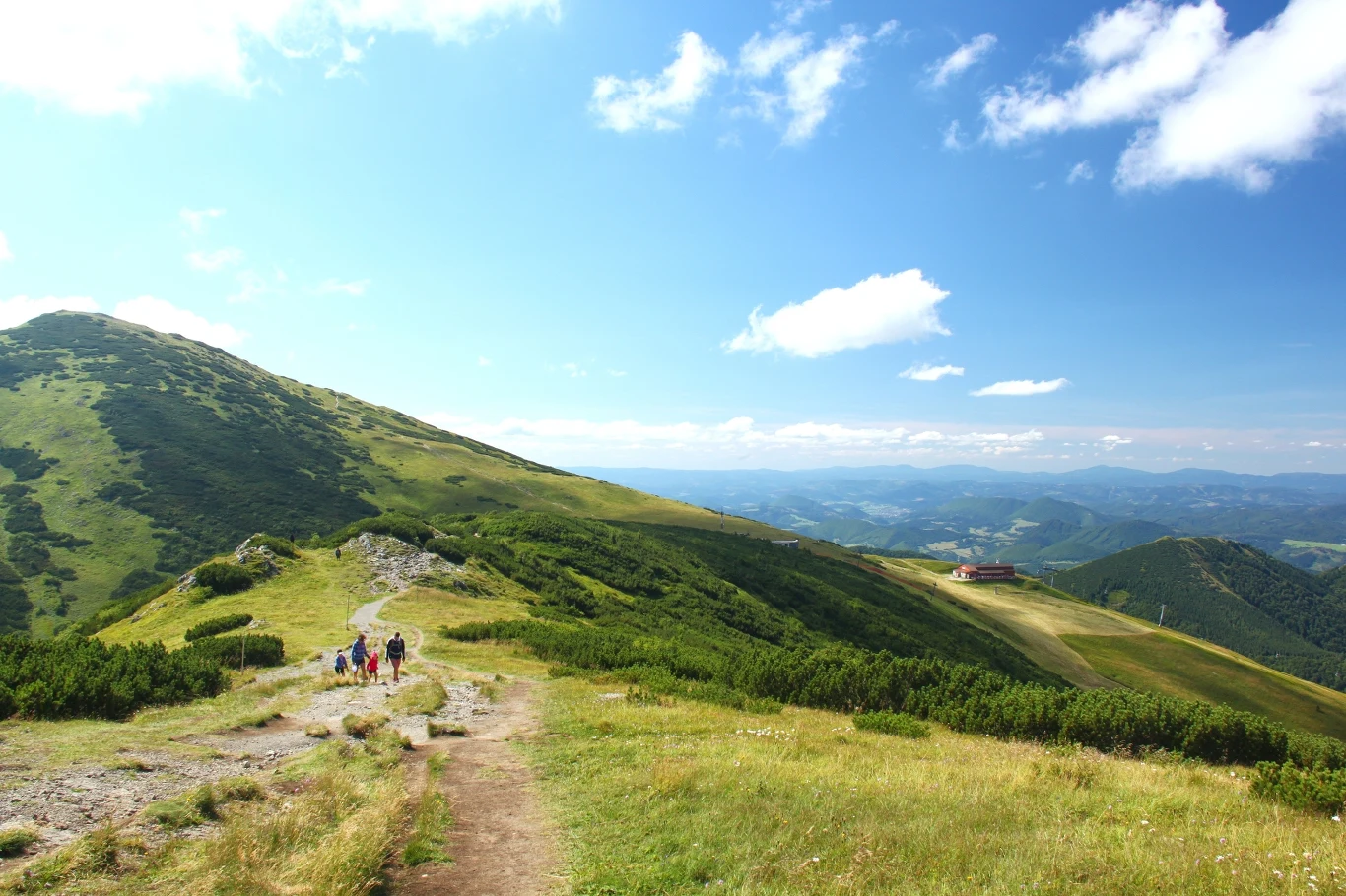 Mała Fatra oferuje zróżnicowane szlaki turystyczne. 
