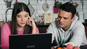 Agata (Natalia Zambrzycka) i Ignacy (Olaf Staszkiewicz) pomogą zorganizować zbiórkę dla Omara