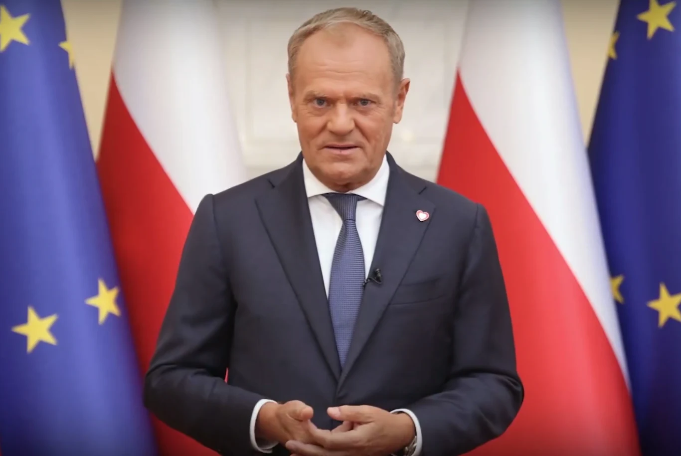 Donald Tusk opublikował nagranie. Na chwilę przed zaprzysiężeniem Karola Nawrockiego na prezydenta Mężczyzna w garniturze i krawacie stoi na tle flag Polski oraz Unii Europejskiej, mając poważny wyraz twarzy, przygotowany do oficjalnego wystąpienia.
