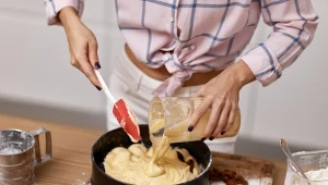 Ciasto budyniowe ze śliwkami.