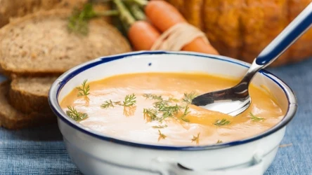 Zupę marchewkową warto jeść, żeby poprawić kondycję skóry. 