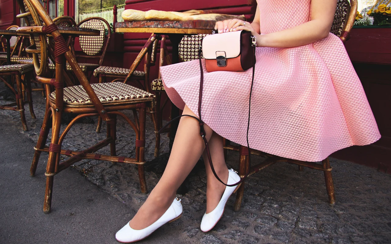 Gdzie położyć torebkę w restauracji? Tego nie rób jeśli chcesz zachować się z klasą