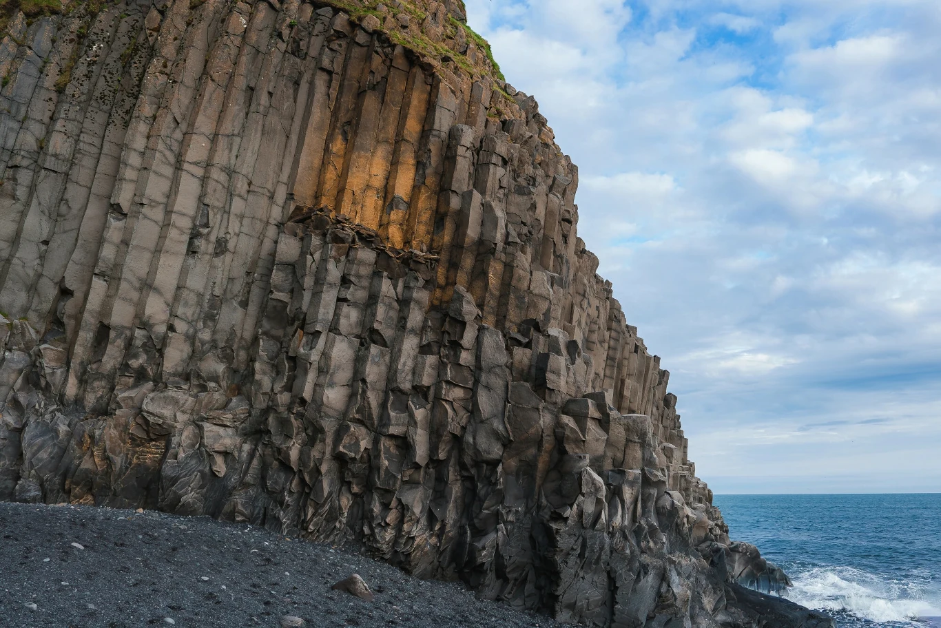 Miejscami skały są kruche, a odłamki mogą spadać Miejscami skały są kruche, a odłamki mogą spadać