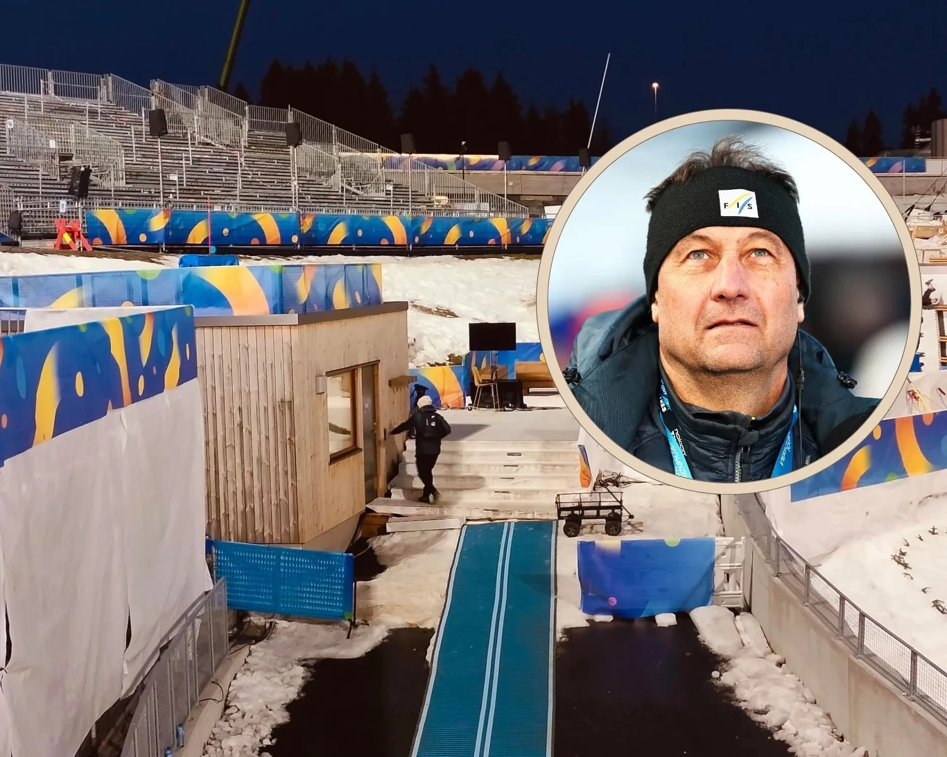 Zimowy stadion sportowy z ośnieżonymi trybunami oraz drewnianym domkiem technicznym na pierwszym planie. Wstawka pokazuje zbliżenie mężczyzny w czarnej opasce na głowie, ubranego w zimową odzież, na tle sportowej infrastruktury.