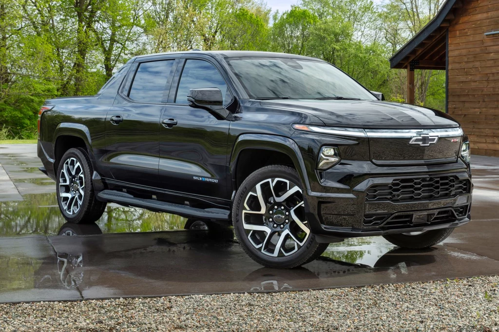 Elektryczny Chevrolet Silverado z baterią 205 kWh pokonał na jednym ładowaniu 1700 km Elektryczny Chevrolet Silverado z baterią 205 kWh pokonał na jednym ładowaniu 1700 km