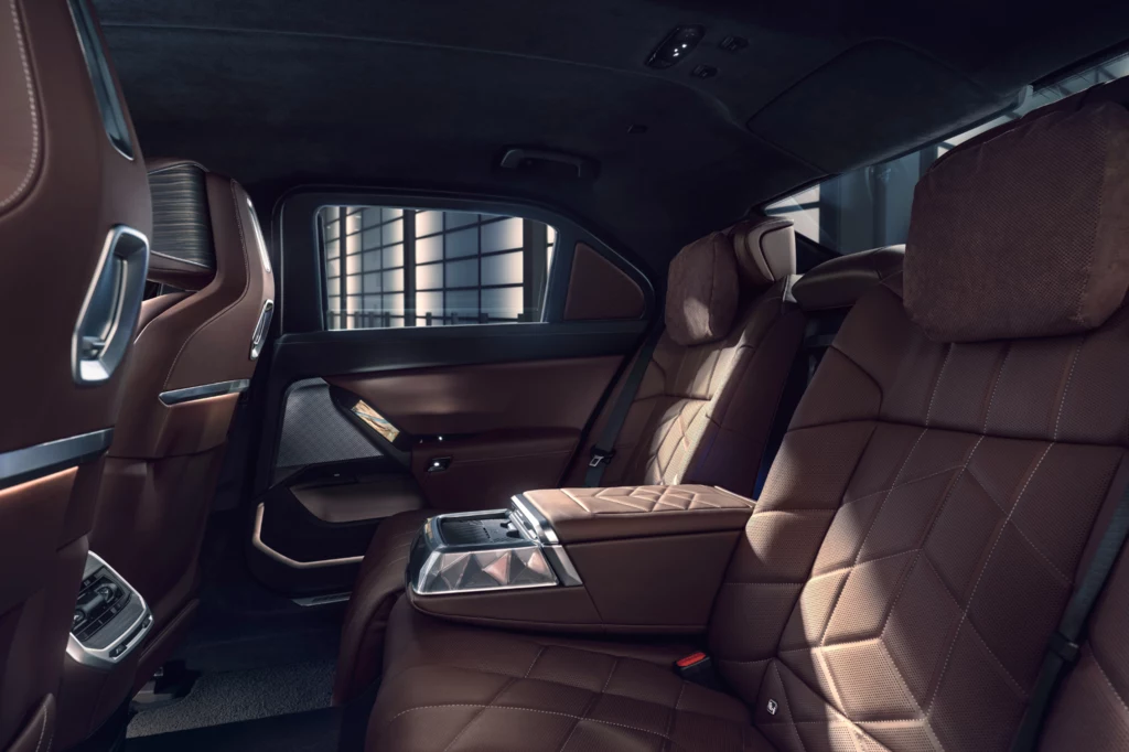Wnętrze BMW serii 7 Protection gwarantuje prezydentowi bezpieczeństwo i wysoki komfort jazdy. Brązowe, pikowane skórzane fotele, rozbudowana konsola środkowa z panelami dotykowymi, eleganckie wykończenie wnętrza luksusowego samochodu, przestronne siedzenia z dużą ilością miejsca na nogi.