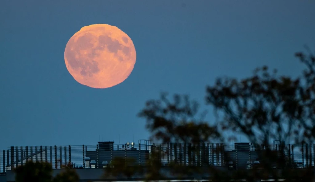 Sierpniowa pełnia Księżyca to jedno z najpiękniejszych zjawisk astronomicznych tego lata