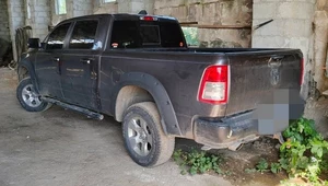 57-latek sfingował kradzież Dodge za 100 tys. zł. Policja nie dała się nabrać