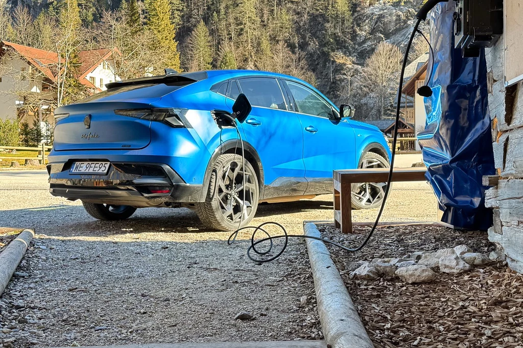Wynajem auta elektrycznego czy hybrydy plug-in pomaga w oswojeniu się z elektromobilnością
