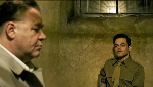 Russell Crowe i Rami Malek w scenie z filmu "Norymberga"