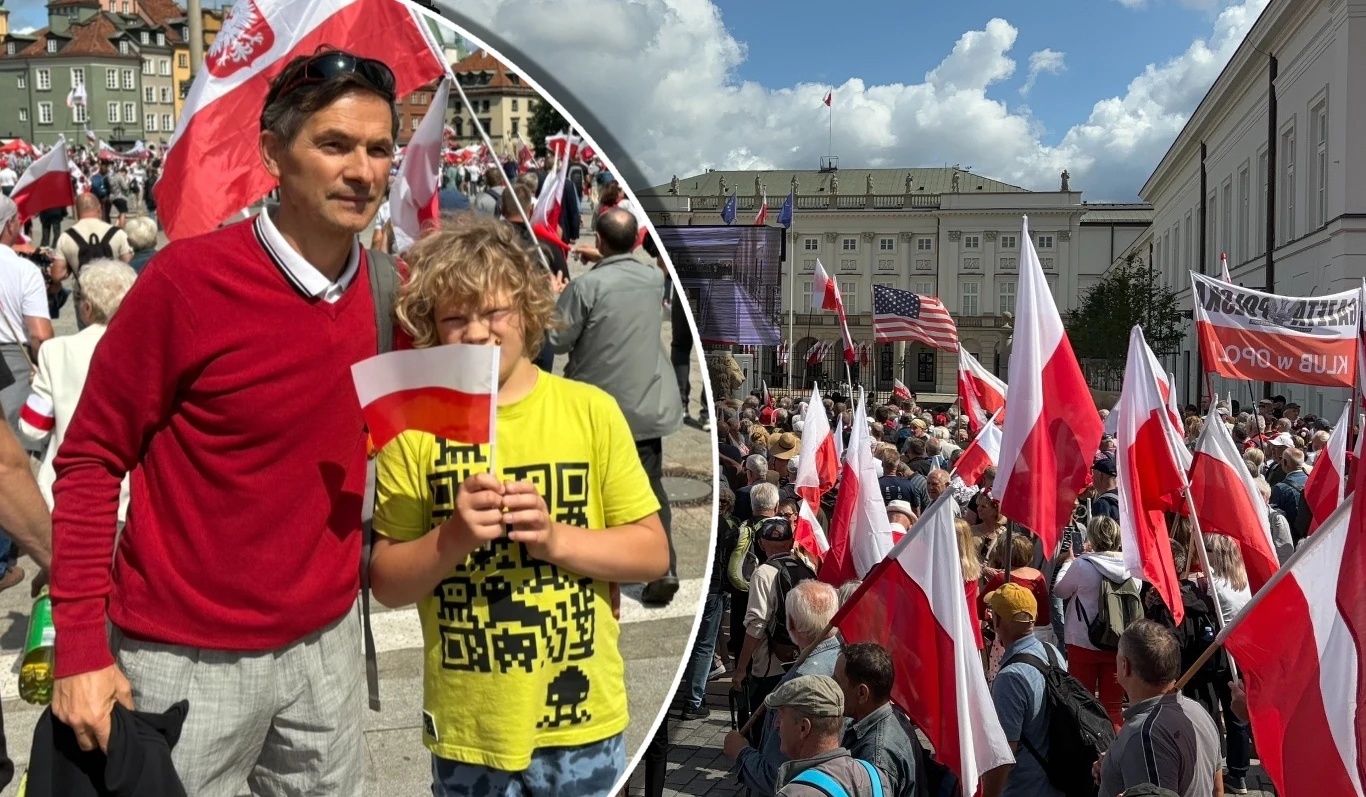 Pan Dariusz z okazji zaprzysiężenia przyjechał do Warszawy pierwszy raz od 30 lat. W tle tłum przed Pałacem Prezydenckim Tłum ludzi z biało-czerwonymi flagami uczestniczący w zgromadzeniu publicznym na tle miejskiej zabudowy, na pierwszym planie mężczyzna oraz dziecko trzymające flagę Polski.