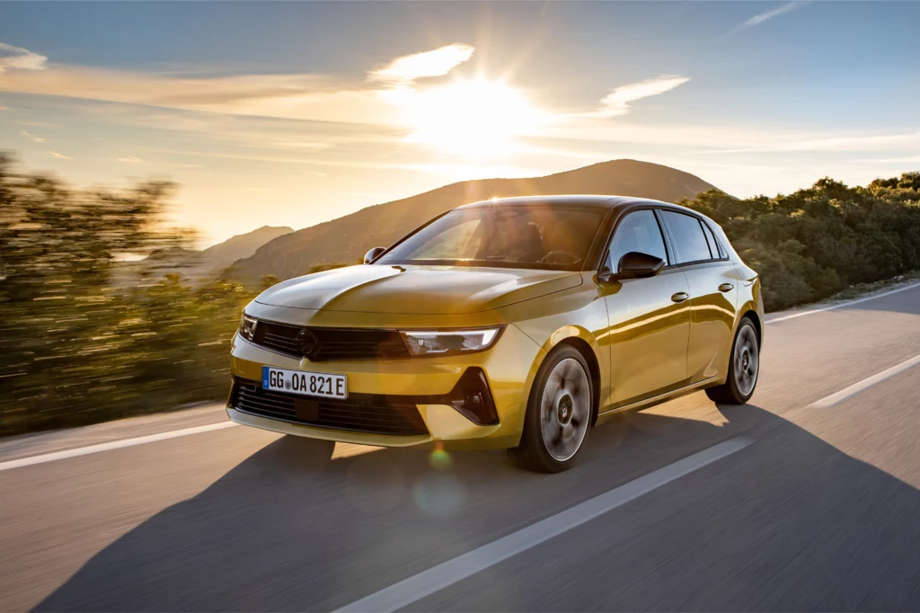 Nadjeżdża Opel Astra z ulepszonym napędem hybrydowym - większy zasięg i moc w tej samej cenie.