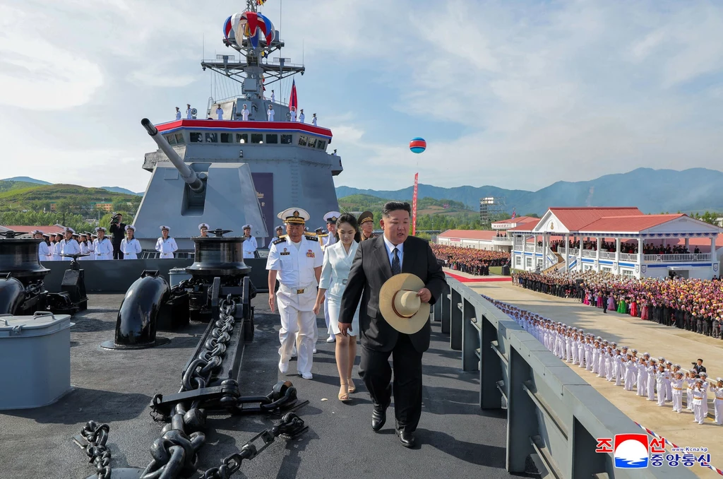 Korea Północna. Wodowanie drugiego niszczyciela w czerwcu 2025 roku. Na zdjęciu północnokoreański przywódca Kim Dzong Un podczas uroczystości Korea Północna. Wodowanie drugiego niszczyciela w czerwcu 2025 roku. Na zdjęciu północnokoreański przywódca Kim Dzong Un podczas uroczystości