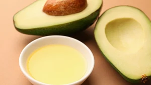 Olej z awokado może zastąpić w kuchni masło czy oliwę. Sprawdź, jakie korzyści przyniesie jego stosowanie