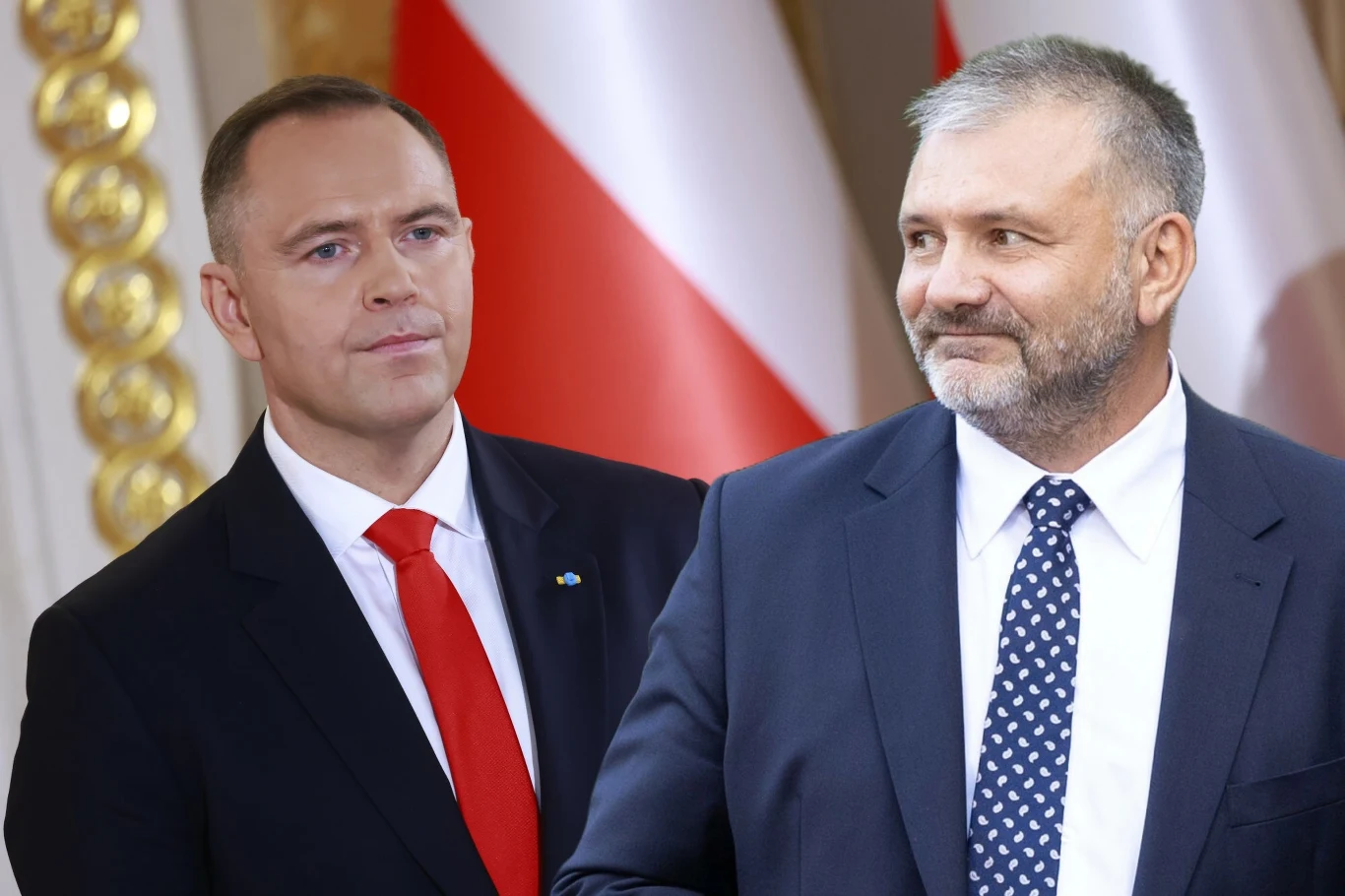 Waldemar Żurek twierdzi, że ma plan B na wypadek problemów ze strony prezydenta Dwóch mężczyzn w garniturach stoi na tle biało-czerwonych flag oraz ozdobnego, złotego elementu architektonicznego. Jeden z mężczyzn ma siwe włosy i brodę, drugi jest gładko ogolony i ma krótkie włosy. Obaj są poważni, jeden patrzy na wprost, drugi w bok.