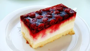 Ciasto Baronówna to połączenie kremowej masy i soczystych owoców