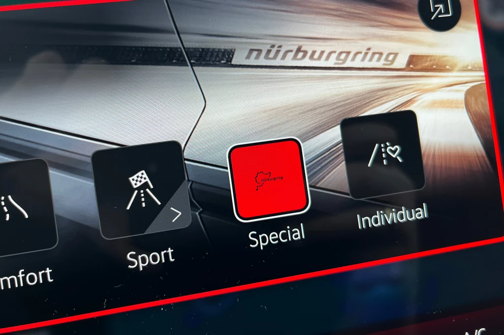 Clubsport oferuje dodatkowy tryb Special, zaprojektowany specjalnie z myślą o torze Nürburgring. Menu samochodowego systemu multimedialnego z widocznymi trybami jazdy, wyróżnionym trybem 'Special' z ikoną toru Nürburgring oraz innymi opcjami, takimi jak Sport i Individual.