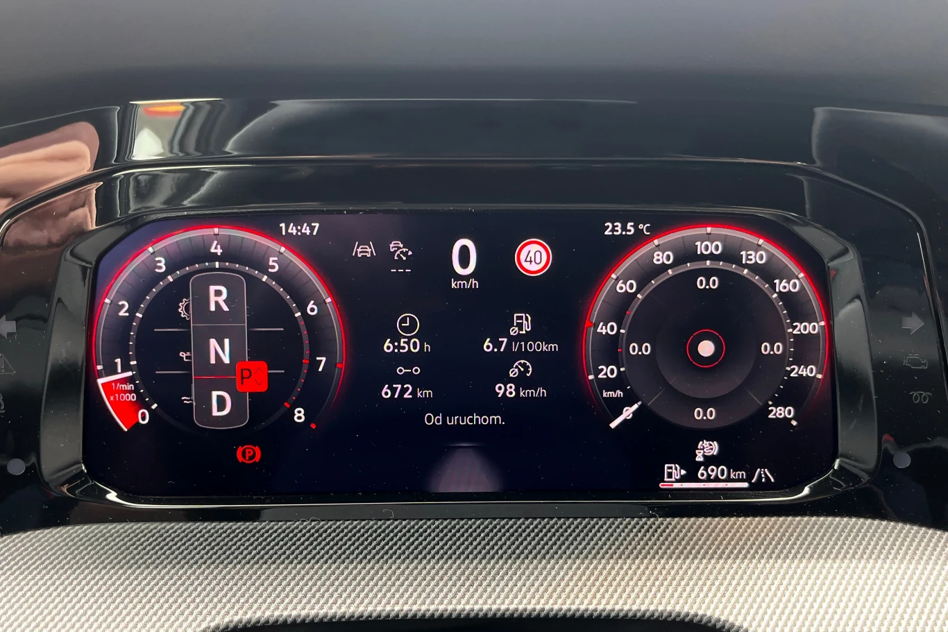Od 4,4 do 17,4 l/100 km. Tyle naprawdę palą popularne samochody. Cyfrowy panel zegarów samochodowych pokazujący prędkość, poziom paliwa i średnie spalanie.
