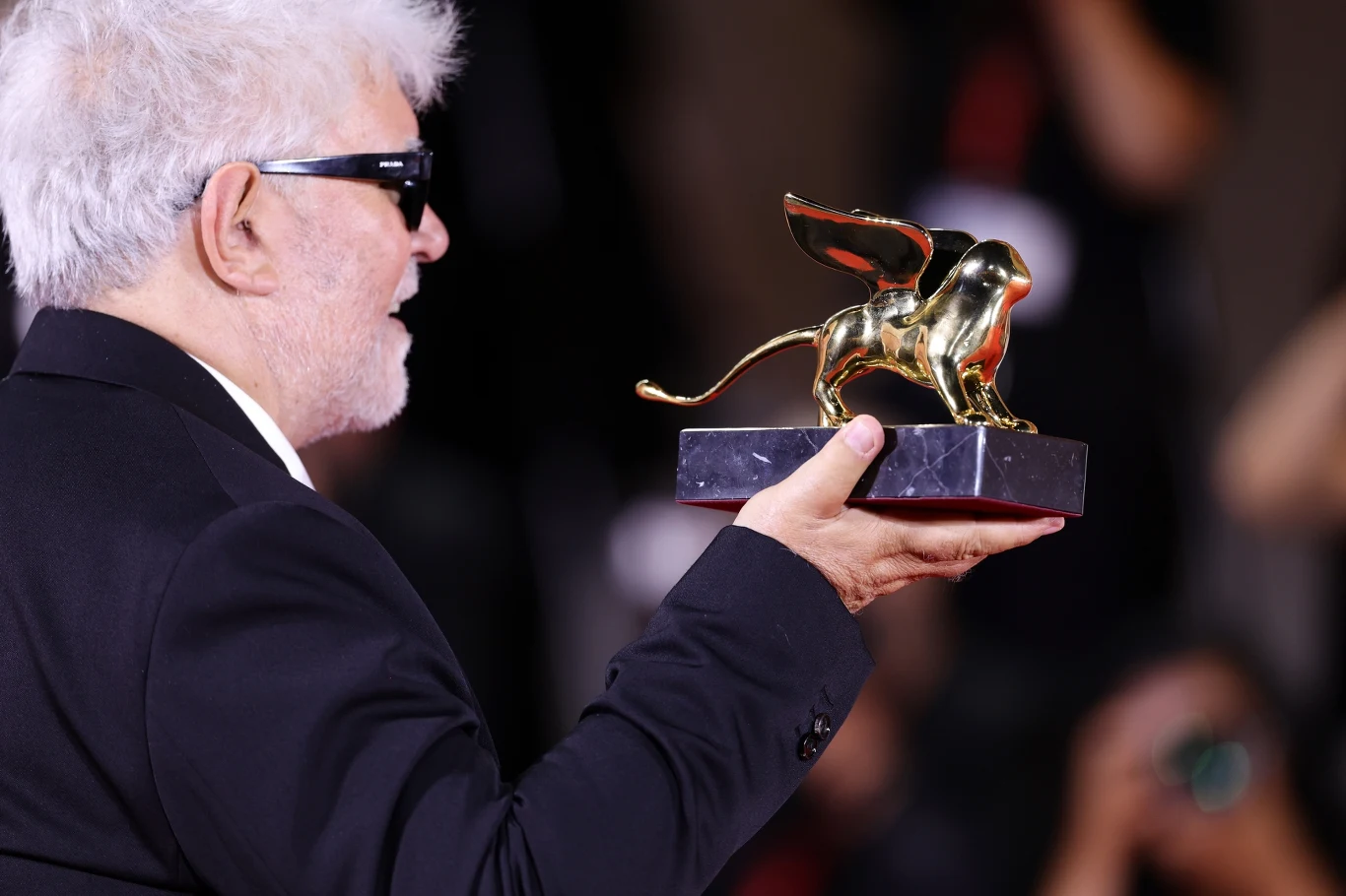 Pedro Almodóvar ze Złotym Lwem za "W pokoju obok" na 81. MFF w Wenecji Pedro Almodóvar ze Złotym Lwem za "W pokoju obok" na 81. MFF w Wenecji