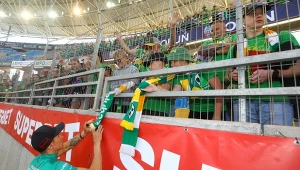 Przemysław Pawlicki z kibicami Falubazu