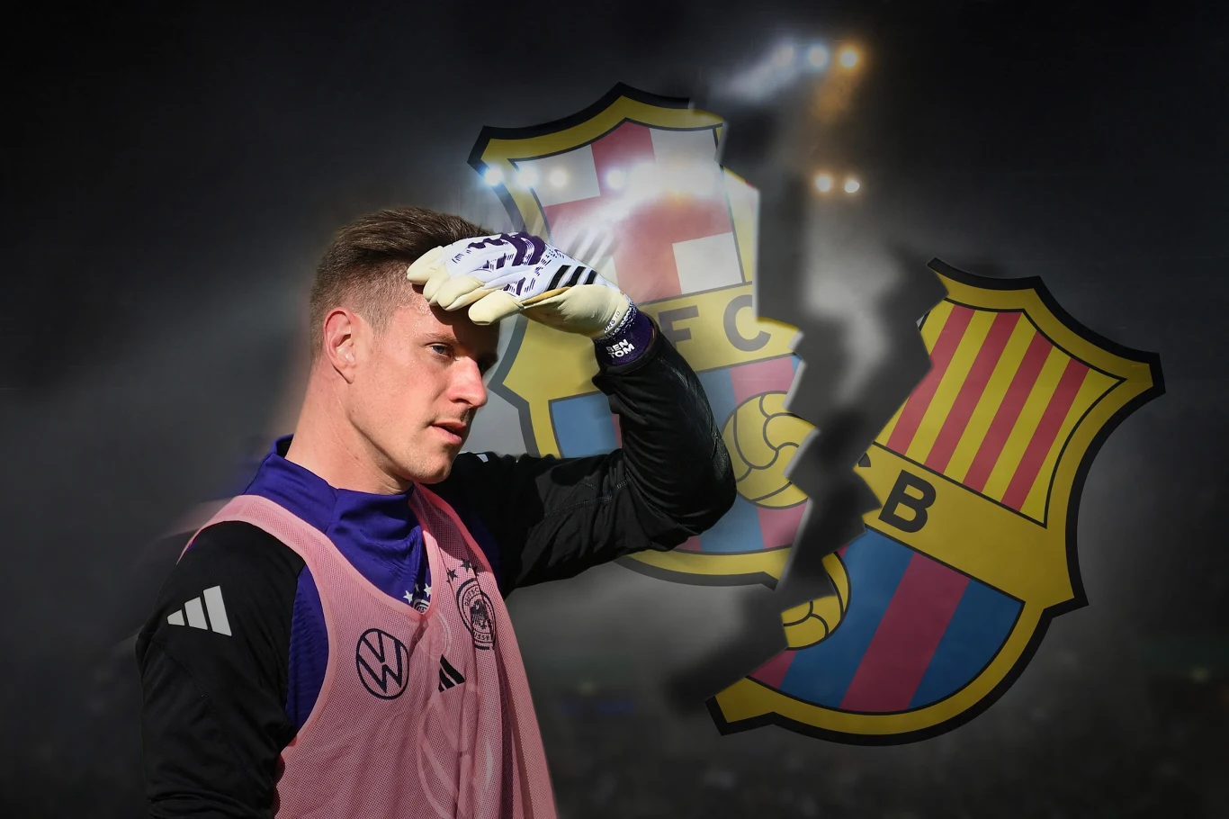 Marc-Andre ter Stegen, w tle złamany herb Barcelony Piłkarz w stroju sportowym trzyma rękę na czole, w tle rozpoznawalne logo klubu FC Barcelona rozdzielone na pół, unoszące się na tle stadionowych świateł i dymu.