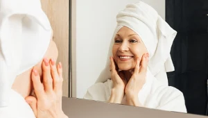 Wystarczą 3 minuty masażu dziennie, aby przeciwdziałać starzeniu się skory na dekolcie 