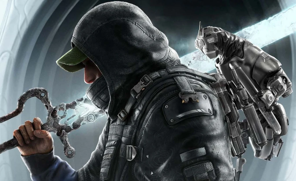 Osoba ubrana w czarną kurtkę z kapturem i czapkę z daszkiem, niosąca zaawansowany technologicznie egzoszkielet oraz futurystyczną broń, na tle jasnego, industrialnego otoczenia.