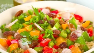 Ta sałatka to idealna propozycja na lunch czy lekką kolację