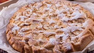 Moja babcia robi najlepsze ciasto z papierówkami. 1 składnik sprawia, że wychodzi z blachy