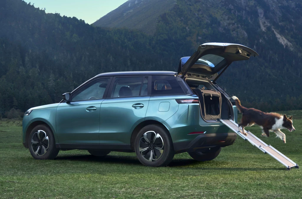SUV przyjazny zwierzętom. Co oferuje chiński Jaecoo J5 dla pupila?