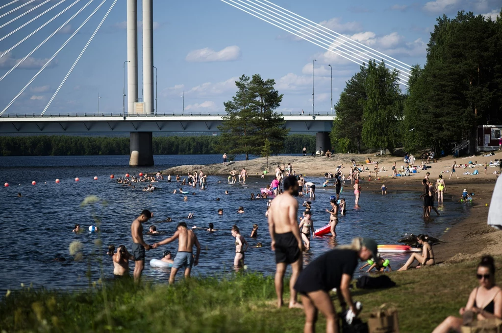 W Rovaniemi znajdującym się kilka kilometrów na południe od północnego koła podbiegunowego odnotowywano temperatury rzędu 30°C W Rovaniemi znajdującym się kilka kilometrów na południe od północnego koła podbiegunowego odnotowywano temperatury rzędu 30°C