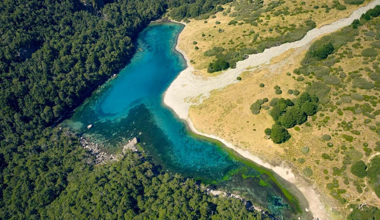 Blue Lake widziane z lotu ptaka. Najczystsze jezioro na Ziemi Blue Lake widziane z lotu ptaka. Najczystsze jezioro na Ziemi