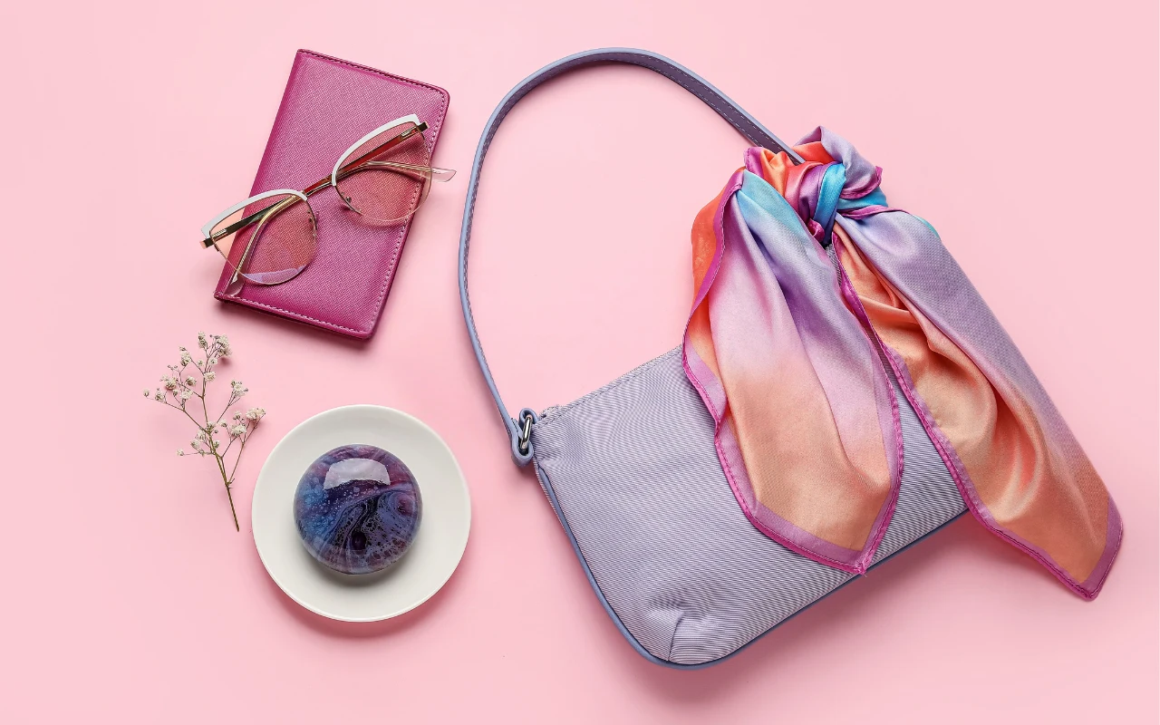 Modna apaszka potrafi odmienić każdą torebkę 