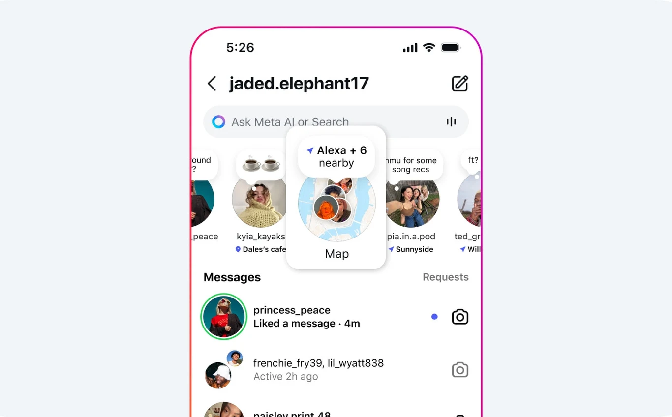 Widok ekranu smartfona z aplikacją społecznościową, na którym widoczny jest czat z wiadomościami, lista kontaktów z miniaturami zdjęć profilowych oraz interaktywna funkcja mapy lokalizująca znajomych w pobliżu.