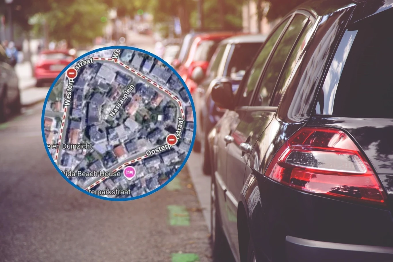 Mieszkańcy holenderskiej dzielnicy wzięli sprawy w swoje ręce. Pomógł Google Maps Rząd zaparkowanych samochodów przy ulicy miejskiej z nałożonym powiększonym fragmentem mapy satelitarnej pokazującym okoliczne ulice i punkty orientacyjne.