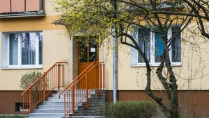 Również w okresie letnim odpowiadamy za stan chodnika przed nieruchomością. 