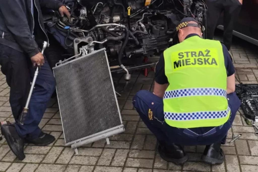 Chcieli zaoszczędzić, więc samochód zaczęli naprawiać na parkingu. Zamiast oszczędności dostali mandat karny.