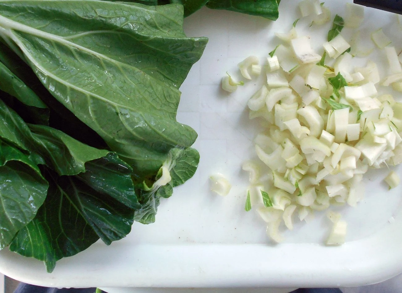 Delikatna, jasnozielona, z chrupiącymi łodygami i miękkimi liśćmi - kapusta pak choi Delikatna, jasnozielona, z chrupiącymi łodygami i miękkimi liśćmi - kapusta pak choi