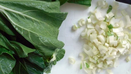 Delikatna, jasnozielona, z chrupiącymi łodygami i miękkimi liśćmi - kapusta pak choi