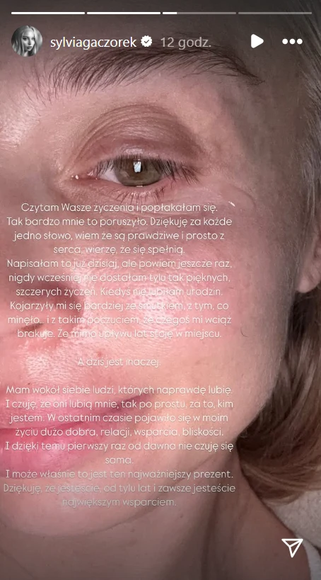 Sylwia Gaczorek zamieściła osobiste wyznanie Zbliżenie twarzy kobiety z widocznym makijażem oka, światło podkreśla strukturę skóry, na obrazie nałożony jest tekst w języku polskim wyrażający wdzięczność i refleksje.