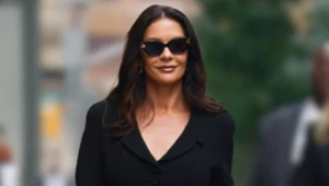 Catherine Zeta-Jones zadała szyku w Nowym Jorku. Jej kostium robi talię osy, bez względu na sylwetkę