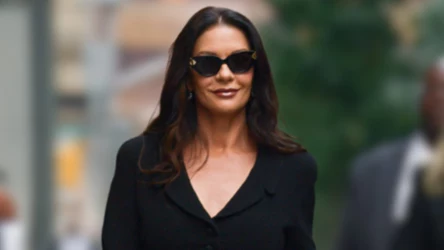 Catherine Zeta-Jones zadała szyku w Nowym Jorku. Jej kostium robi talię osy, bez względu na sylwetkę